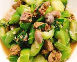 Hình bước làm 3 của món Mướp xào lòng gà