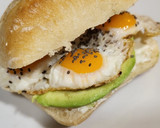 Foto del paso 10 de la receta: Huevos de codorníz en panecillo con aguacate y queso crema
