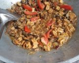 Foto langkah ke 4 dari resep Tumis kerang pedas manis.