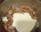 Foto del paso 2 de la receta: Tallarines con cebolleta, setas y bacon, y nata