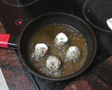Foto del paso 2 de la receta: Albóndigas rellenas de jamón y pimiento con aros de cebolla