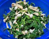 Foto langkah ke 3 dari resep Salad Bayam Jamur Shimeji.