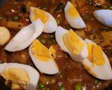 A picture of step 4 of Aloo,muttor with boiled egg.