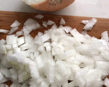 Foto del paso 2 de la receta: Arroz con longanizas y verduras 🍅 🫑 🧅