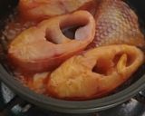 Hình bước làm 2 của món CÁ DIÊU HỒNG KHO CÀ với 4 không (k muối tinh luyện, k đường tinh luyện, k nước màu, k nước mắm)