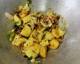 A picture of step 3 of Okra Potato Masala Fry.