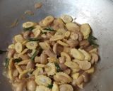Foto langkah ke 4 dari resep Tumis jamur jagung muda.