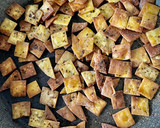Foto del paso 3 de la receta: Ensalada templada de lentejas beluga con chips aromatizados de tortilla