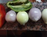Foto del paso 3 de la receta: Lehemeyum rellena de cebollas, pimientos verde y rojo y queso