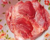 Hình bước làm 1 của món Nạc vai kho tiêu