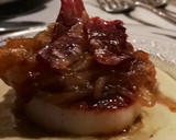 Foto del paso 6 de la receta: Vieira sobre parmentier de alcachofa, con cebolla caramelizada y crujiente de ibérico