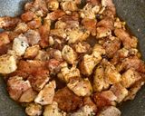 Foto del passaggio 1 della ricetta Spezzatino di pollo funghi pioppini olive e noci con polenta