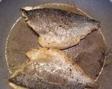 Foto del paso 3 de la receta Dorada y espárragos a la plancha con salsa de perejil y ajo