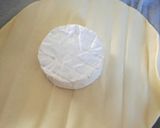 Une image de l'étape 2 de Feuilleté camembert et knackis.