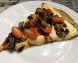 Foto del paso 7 de la receta: Pizza de masa de avena con tomates cherry y hongos salteados con ajo