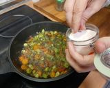 Foto del paso 3 de la receta: Salsa de verduras con pasta de lentejas rojas