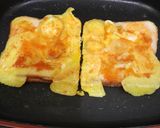 Foto langkah ke 4 dari resep Simple Baked Sandwich with Omelette.
