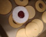 Foto del paso 6 de la receta: Espejitos (con mermelada de frutilla)