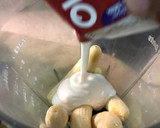A picture of step 1 of Banana and Date Shake.