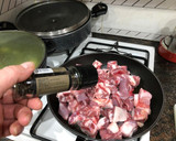Foto del paso 4 de la receta: Judías verdes con patatas y cordero con ajos y vino