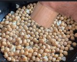 Foto del paso 2 de la receta Garbanzos con guisantes y huevo