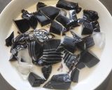A picture of step 1 of Grass Jelly Dessert.