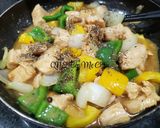 Hình bước làm 2 của món Cơm chiên thịt gà lúc lắc