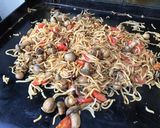 Une image de l'étape 7 de Nouilles japonaises sautées aux tomates et champignons.
