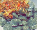 A picture of step 5 of Flour and semolina dumplings (Dan wake) with veggies.