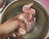 Hình bước làm 1 của món Chim Câu Nướng Lá Mắc Mật