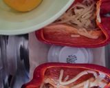 Foto del paso 2 de la receta: Huevos en cunita de morrón acolchados con queso 🥚 3 ingredientes + condimentos