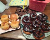 Foto langkah ke 7 dari resep Donat krispy dan donat toping coklat.