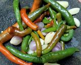 Foto langkah ke 4 dari resep 1001. Ikan Salem Masak Cabe Hijau.