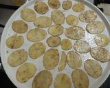 A picture of step 5 of Non fried potato chips.