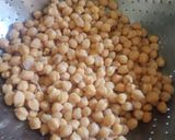 A picture of step 3 of Boil white chickpeas.