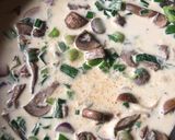 Foto del paso 5 de la receta: Ravioles con crema de champiñones y verdeo