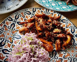 Foto del paso 4 de la receta: Tiras de pollo caramelizada con noodles de batata morada