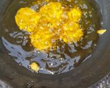 A picture of step 5 of Stuffed onion pokora.