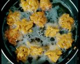 A picture of step 5 of Crispy Onion pakoda.