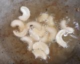 A picture of step 1 of Methi Matar Malai.