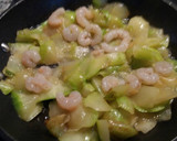 Foto del paso 4 de la receta: Tortilla de calabacín y gambas