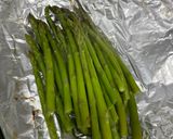 Foto del paso 4 de la receta: Salmón a la miel mostaza con espárragos verdes en papillot, freidora de aire