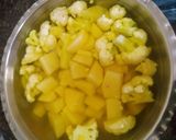 A picture of step 1 of Aloo gobhi ki sabji.