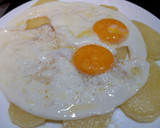 Foto del paso 2 de la receta: Huevos rotos con salmón ahumado y aguacate