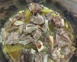 Gambar langkah 1 resipi Mee Sup Tulang Ala Thai.