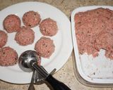 Foto del paso 3 de la receta: Albóndigas de vacuno con salsa de tomate y hierbas frescas