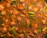 Foto del paso 6 de la receta: Chanterelles, espárragos verdes y butifarras guisadas a la catalana