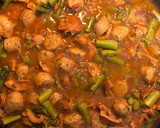 Foto del paso 6 de la receta: Chanterelles, espárragos verdes y butifarras guisadas a la catalana