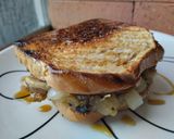 Foto del paso 4 de la receta: Sándwich🥙🍆🍯 de berenjenas tatemadas, cebolla, queso y salsa de garbanzos🌮🌯🧆