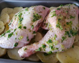 Foto del paso 6 de la receta: Muslos de pollo horneados con patatas